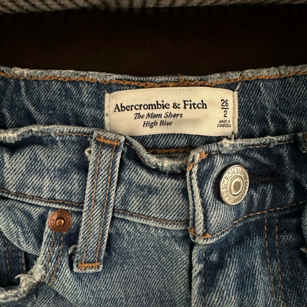 Abercrombie & Fitch High Rise Mom Shorts. Size 26 (curve love) - Picture 3 of 3